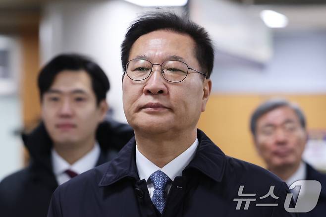 12·3 비상계엄 가담·김건희 수사 청탁 혐의로 기소된 박성재 전 법무부 장관이 23일 오전 서울 서초구 서울중앙지방법원에서 열린 공판에 출석하고 있다. 2026.2.23 ⓒ 뉴스1 오대일 기자