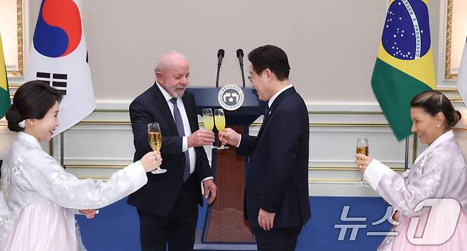 이재명 대통령과 루이스 이나시우 룰라 다시우바 브라질 대통령이 23일 청와대에서 열린 국빈 방한 환영 만찬에서 건배하고 있다. (청와대통신사진기자단) 2026.2.23 ⓒ 뉴스1 이재명 기자