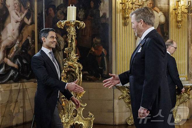 23일, 네덜란드 헤이그의 하위스 텐 보스 궁전 회의실에서 열린 새 내각 취임식에서 빌렘-알렉산더 국왕(오른쪽)이 로브 예텐 총리(왼쪽)를 맞이하고 있다. ⓒ AFP=뉴스1