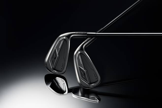 한국미즈노가 올해 신제품으로 출시한 MX 포지드 아이언을 한정판 올블랙으로 출시한다. 사진 | 한국미즈노