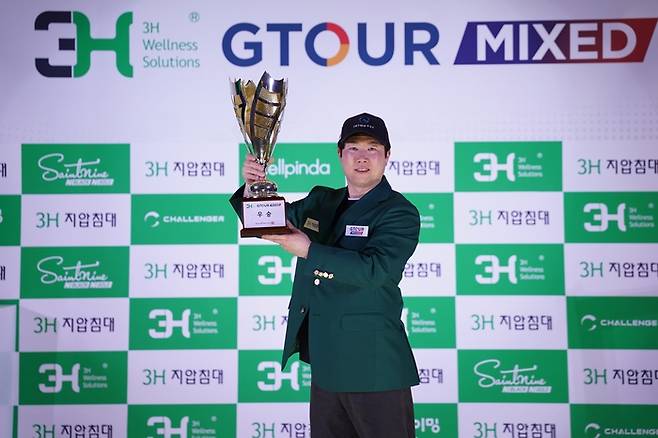 순범준이 21일 골프존 조이마루에서 열린 3H GTOUR MIXED 2차대회에서 우승을 차지한 뒤 트로피를 들고 포즈를 취하고 있다. 사진 | 골프존