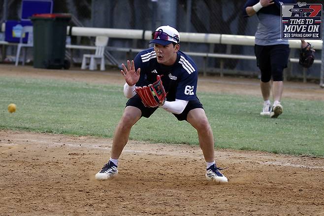 두산 안재석이 호주 시드니 스프링캠프에서 수비 훈련을 하고 있다. 사진 | 두산 베어스