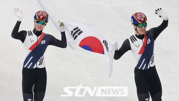 쇼트트랙 이준서(왼쪽)와 황대헌이 20일 (현지시간) 이탈리아 밀라노 아이스 스케이팅 아레나 경기장에서 열린 2026 밀라노·코르티나담페초 동계올림픽 쇼트트랙 남자 5000m 계주 결승에서 은메달을 차지한 뒤 태극기를 들고 기뻐하고 있다. /사진=뉴시스
