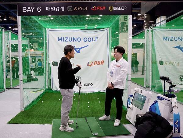 2026 매일경제 골프엑스포에서 원포인트 레슨 중인 KPGA Class A 프로와 참가자. /사진=KPGA 제공