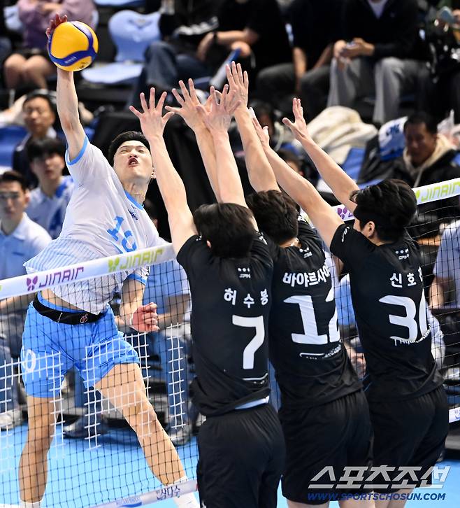 22일 인천 계양체육관에서 열린 V리그 남자부 대한항공과 현대캐피탈의 경기, 대한항공 정지석이 공격을 시도하고 있다. 인천=허상욱 기자wook@sportschosun.com/2026.02.22/