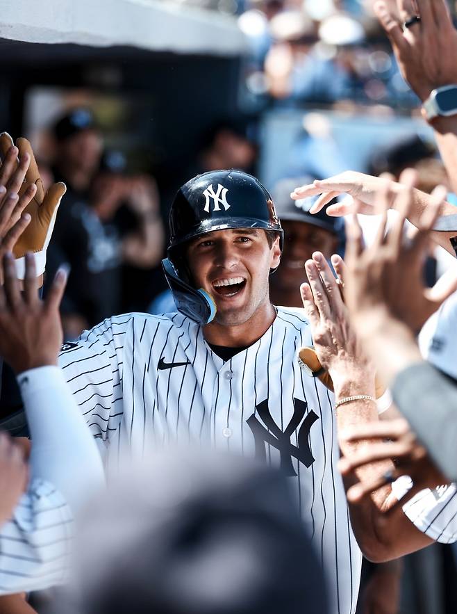 뉴욕 양키스 스펜서 존스가 22일(한국시각) 조지M. 스타인브레너필드에서 열린 디트로이트 타이거스와의 시범경기에서 2회말 우월 솔로홈런을 터뜨리고 들어와 동료들의 환영을 받고 있다. 사진=뉴욕 양키스 구단 공식 X 계정