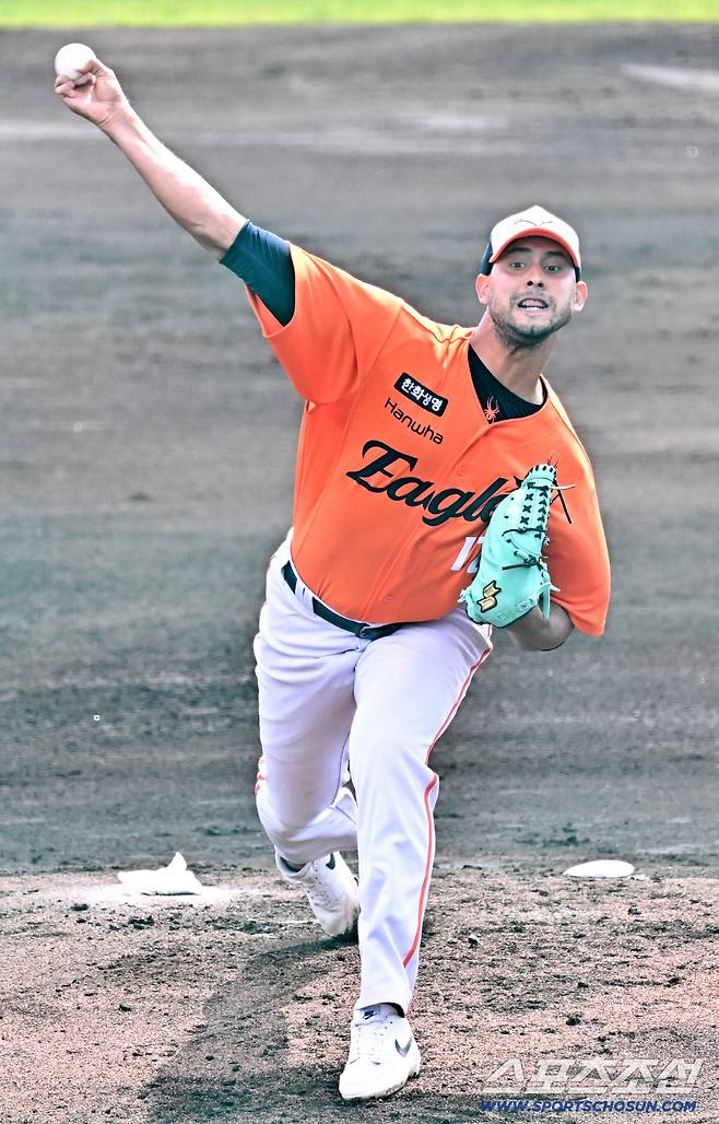 오키나와 첫 실전 등판에서 호투를 펼친 에르난데스.