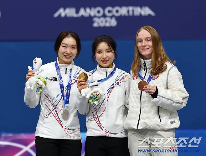 21일(한국시간) 이탈리아 밀라노 스피드스케이팅 아레나에서 열린 밀라노동계올림픽 쇼트트랙 여자 1500m 결승전. 금메달 김길리와 은메달 수상하는 최민정. 밀라노(이탈리아)=송정헌 기자songs@sportschosun.com/2026.02.21/