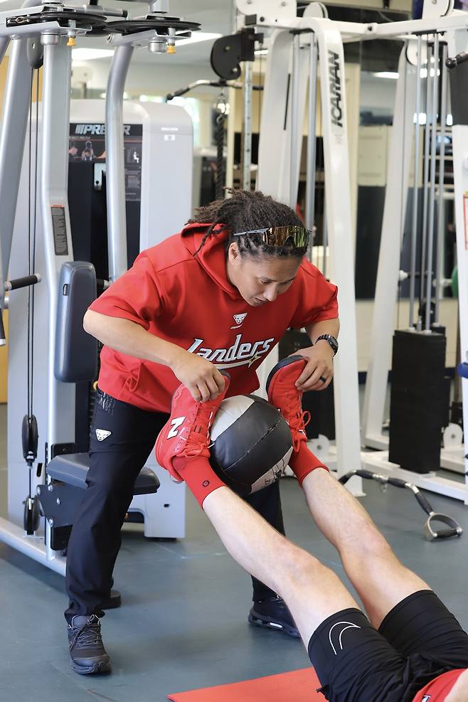 훈련을 도와주는 스티브홍 스트렝스 코치. 사진=SSG 랜더스