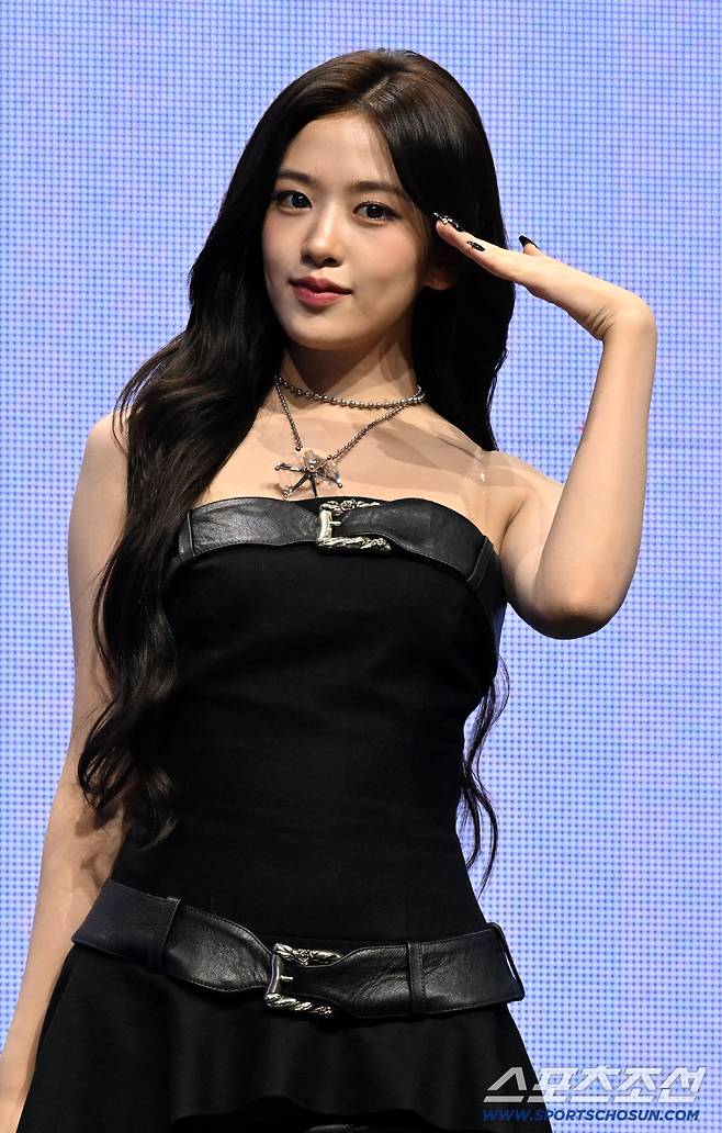 그룹 아이브(IVE) 안유진이 23일 예스24 라이브홀에서 열린 정규 2집 '리바이브 플러스(REVIVE+) 발매기념 쇼케이스에 참석해 포토타임을 갖고 있다. 허상욱 기자wook@sportschosun.com/2026.02.23/