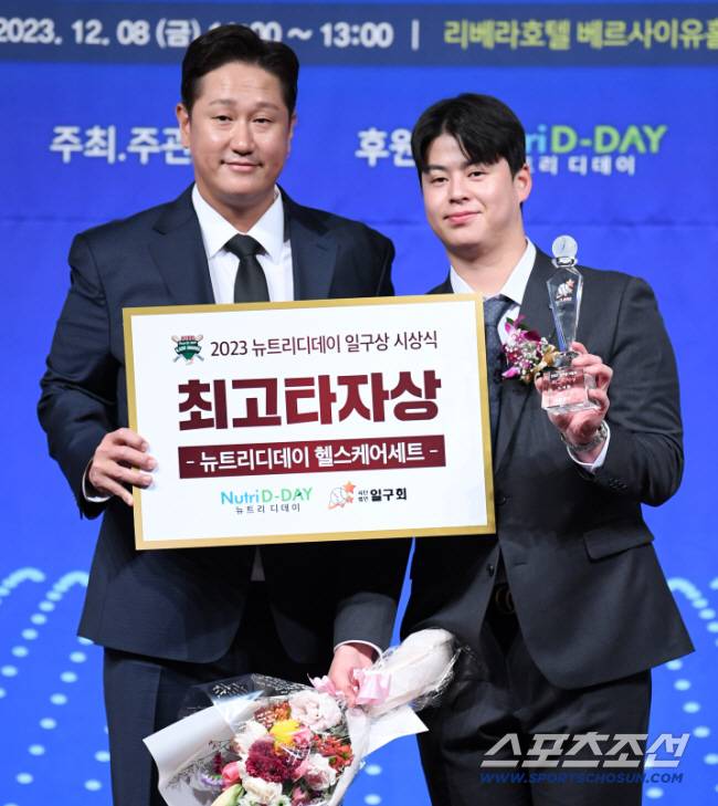 2023년 일구회 시상식에서 만난 이대호와 노시환. 스포츠조선DB