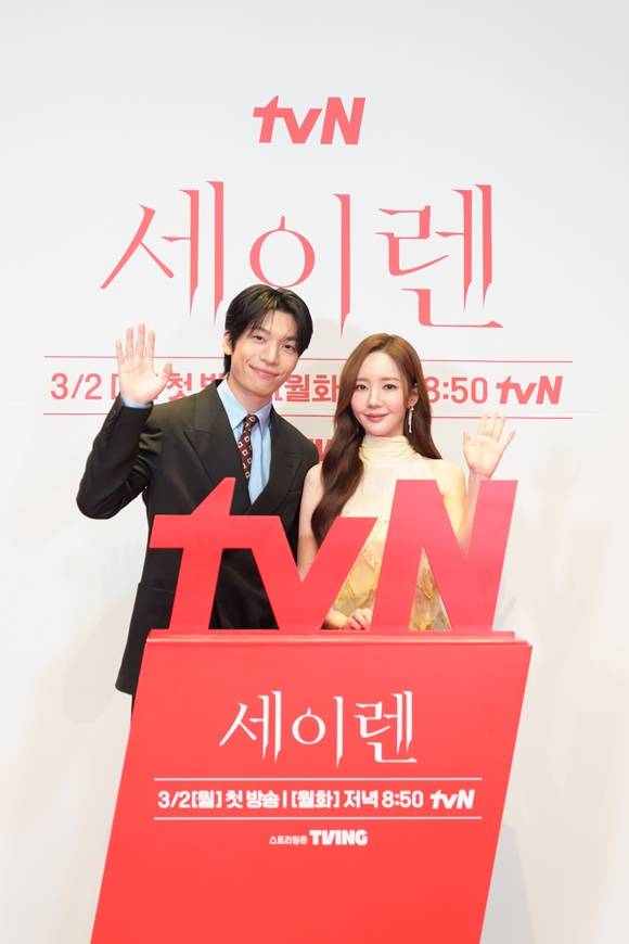 배우 위하준(왼쪽)과 박민영이 tvN 새 월화드라마 '세이렌'을 통해 서로를 경계하면서도 끌리는 로맨스 스릴러의 정수를 보여줄 예정이다. /tvN