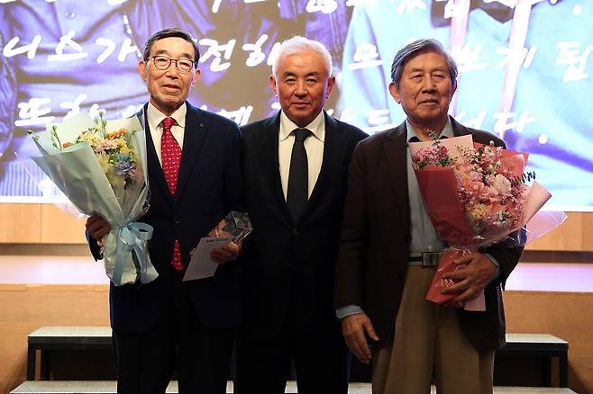 특별 공로상 수상자 김두환·홍순모 고문과 주원홍 대한테니스협회장. (사진제공=대한테니스협회)