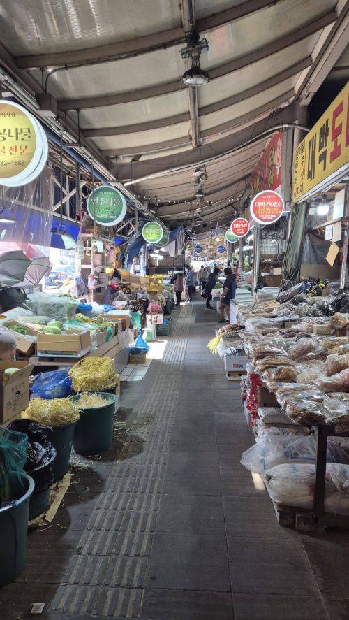 대구 지역 주민들이 많이 찾는 칠성시장. 상인들은 지역 경기가 얼어붙으면서 손님 수도 급격히 줄었다고 토로했다. 우수연 기자