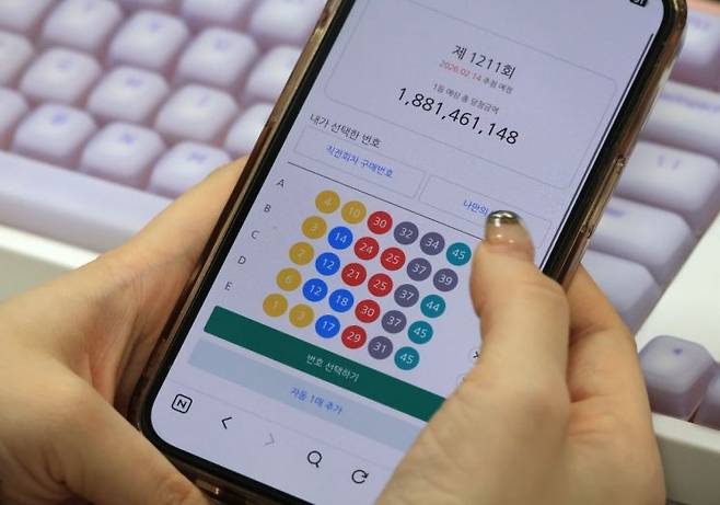 한 직장인이 사무실에서 모바일로 로또를 구매하는 모습. 기사의 이해를 돕기 위한 사진으로 본문과 직접적 연관 없음. 연합뉴스