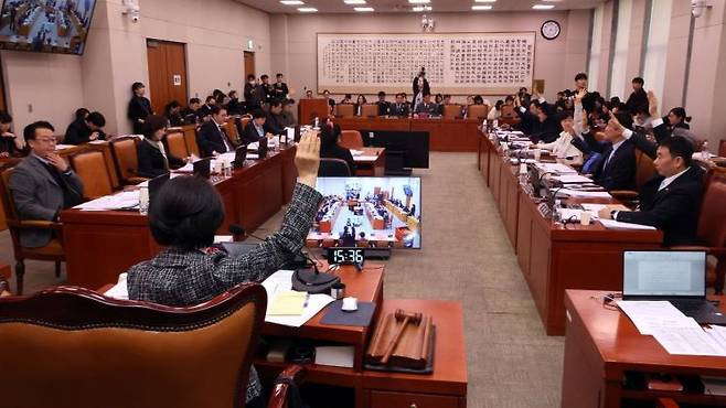 추미애 국회 법사위원장과 더불어민주당 등 의원들이 23일 국회에서 열린 법제사법위원회 전체 회의에서 안건 거수 표결에서 찬성표를 던지고 있다. 연합뉴스