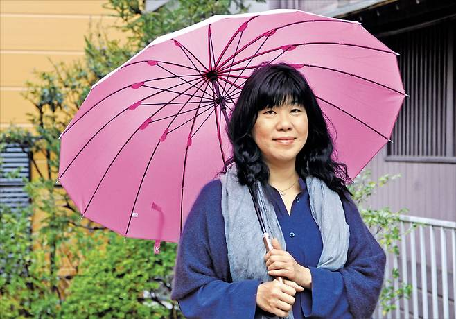 요시모토 바나나는 오는 5월 일본에서 출간 예정인 차기작 소설집에 대해 살짝 귀띔했다. “새로운 시대의 여성과 커플을 그렸습니다.” /©Toshihiko Fukuda