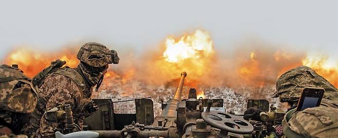 서방이 러시아를 정확하게 알았다면 전쟁 발발 가능성이 달라졌을 거란 책 내용이 결과론처럼 들리지만은 않는다. 사진은 2022년 우크라이나 군인들이 돈바스 전선에서 러시아군 진지를 향해 자주포를 발사하는 모습./연합뉴스