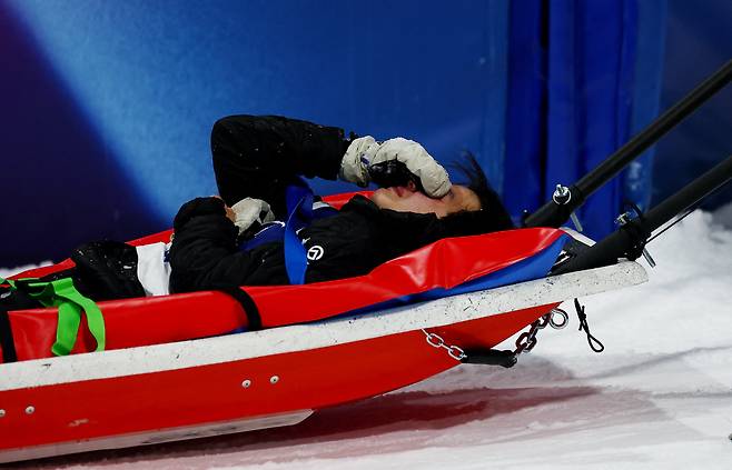 <YONHAP PHOTO-1066> Milano Cortina 2026 Olympics - Freestyle Skiing - Men's Freeski Halfpipe Final - Livigno Snow Park, Livigno, Italy - February 20, 2026. Seunghun Lee of South Korea reacts as he is pulled in a rescue sledge after crashing during practice ahead of the Men's Freeski Halfpipe Final REUTERS/Gonzalo Fuentes/2026-02-21 03:32:59/<저작권자 ⓒ 1980-2026 ㈜연합뉴스. 무단 전재 재배포 금지, AI 학습 및 활용 금지>