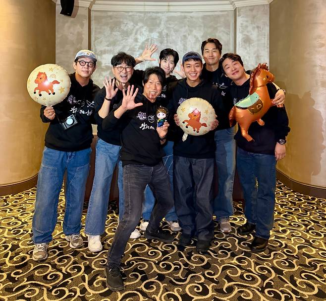 영화 '왕과 사는 남자' 감독과 배우들. /뉴스1