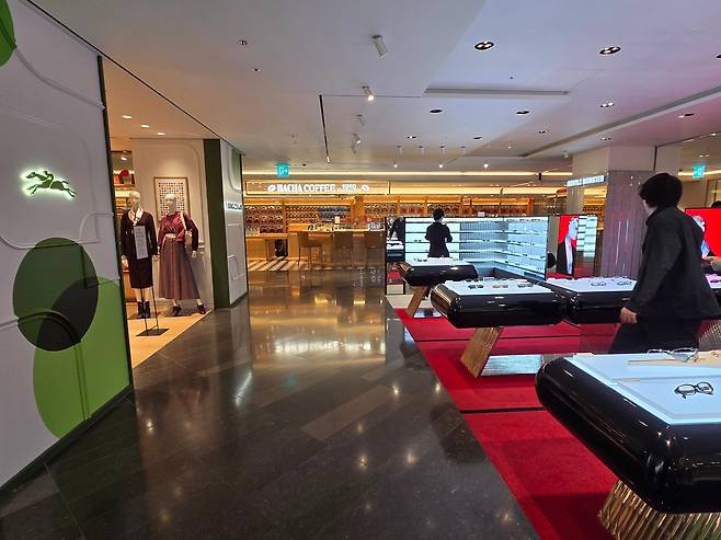 고급 잡화 브랜드 롱샴 매장과 바샤 커피, 선글라스 브랜드 젠틀몬스터 매장이 함께 위치한 롯데백화점 본점 3층. 다양한 상품군이 한데 섞이면서 1개 층에서 서로 다른 상품군을 구매하는 연계 구매 효과도 높게 나타나고 있다. /이미지 기자