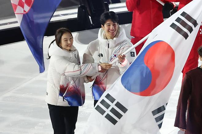 22일(현지시각) 이탈리아 베로나 올림픽 아레나에서 열린 2026 밀라노·코르티나담페초 동계올림픽 폐회식에서 대한민국 선수단 기수를 맡은 쇼트트랙 최민정과 황대헌이 입장하고 있다./뉴스1