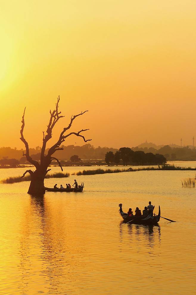 미얀마 타웅타만 호수 우베인다리에서 바라본 초현실적인 일몰 풍경