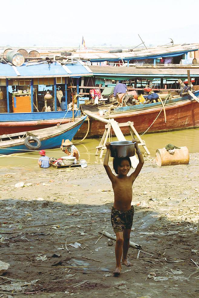 이라와디 강변에서 터를 잡고 살아가는 사람들