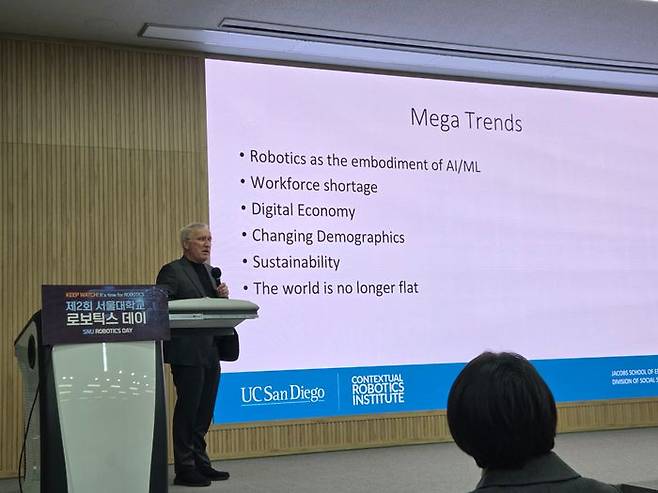 미국 UC샌디에이고의 헨릭 크리스텐슨 교수가 23일 서울대 관악캠퍼스 제1공학관과 해동첨단공학관에서 열린 '제2회 서울대학교 로보틱스 데이(SNU Robotics Day)'에 참석해 발언하고 있다. ⓒ임채현 기자