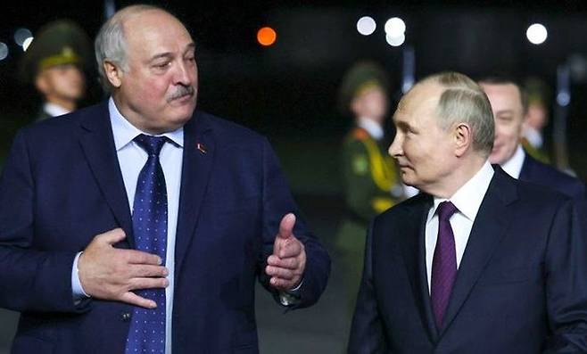 알렉산드르 루카셴코(왼쪽) 벨라루스 대통령이 2024년 5월23일 수도 민스크 국제공항에서 블라디미르 푸틴 러시아 대통령을 영접하고 있다. ⓒ AP/뉴시스