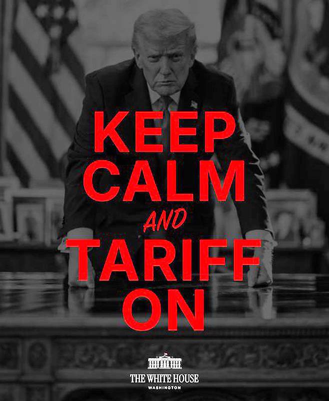 20일(현지 시간) 미국 백악관 ‘X’에 등장한 “평정심을 유지하고 관세를 부과하라(Keep calm and tariff on)”는 문구. 제2차 세계대전 당시 영국이 나치 독일에 맞섰던 구호 ‘평정심을 유지하고 일상을 지속하라(Keep calm and carry on)’를 변형했다. 미 연방대법원의 상호관세 위법 판결에도 관세 정책을 계속하겠다는 도널드 트럼프 대통령의 의지를 보여주는 문구로 보인다. 사진 출처 백악관 X