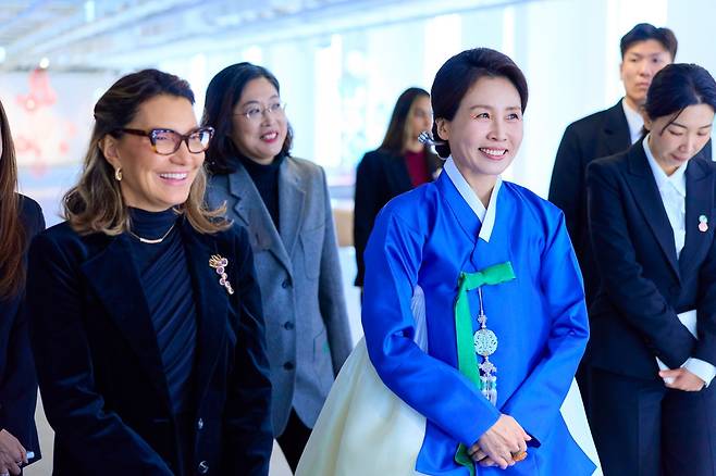김혜경 여사와 루이스 이나시우 룰라 다시우바 브라질 대통령 부인 호잔젤라 다시우바 여사가 23일 서울 종로구 서울공예박물관에서 ‘장인, 세상을 이롭게 하다’ 주제로 열린 전시를 관람하고 있다. 청와대 제공