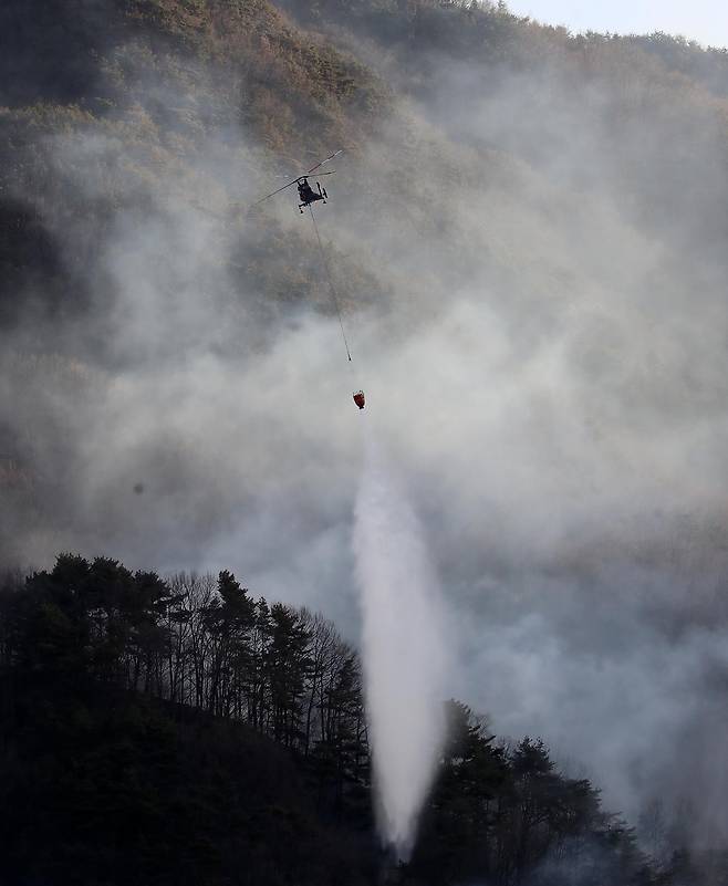 경남 함양 산불 사흘째인 23일 오전 함양군 마천면 창원리 야산에서 산불진화 헬기가 진화 작업을 벌이고 있다. 2026.2.23/뉴스1