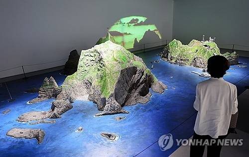 영등포구 동북아역사재단 독도체험관 둘러보는 관람객. 연합뉴스 자료사진