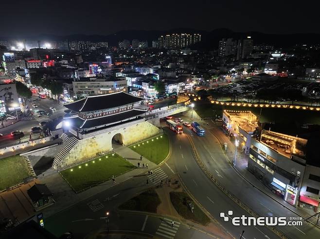 수원시가  '재난·방범용 3차원(3D) 디지털 트윈 영상 스마트 자동 모니터링 시스템'으로 수원화성 모든 구역을 실물과 동일한 가상 공간으로 구현하고, 각종 안전 설비를 통합 관리하는 체계를 구축한다.
