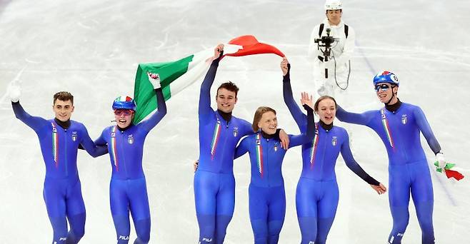 이탈리아 쇼트트랙 대표팀이 10일(현지시간) 이탈리아 밀라노 아이스 스케이팅 아레나에서 열린 혼성 2000m 계주 결승에서 우승 후 환호하고 있다.뉴스1