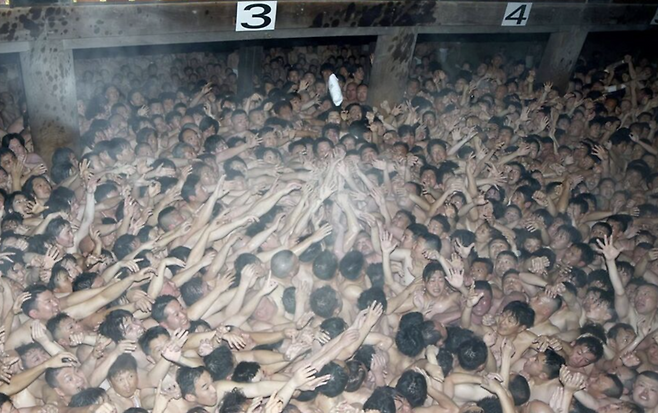 지난 21일 500여년간 이어져 온 일본의 전통 축제가 열린 오카야마시 현장에서 사람들이 몰리면서 부상자가 속출했다./사진=산요신문 캡처