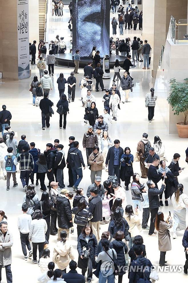 올 설 연휴 기간 서울 용산구 국립중앙박물관에 관람객들이 붐비고 있다. 연합뉴스