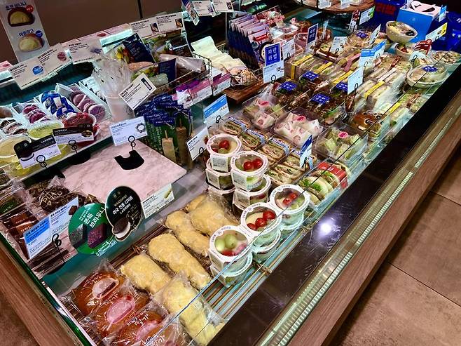 지난 22일 밤 파리바게뜨 카페서초역점 매대에서 제품들이 진열돼 있다. 사진=박경호 기자