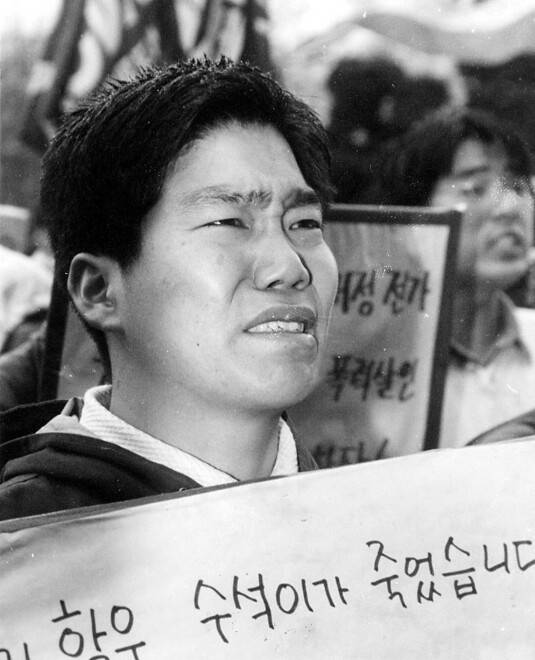 학생 시절 한겨레 카메라에 잡힌 김남주 변호사. 연세대 법학과 2학년이던 1996년 3월30일, 연세대에서 열린 노수석 사망 규탄 집회에서 울먹이고 있다. 노수석이 사망한 다음날이었다. 윤운식 선임기자 yws@hani.co.kr