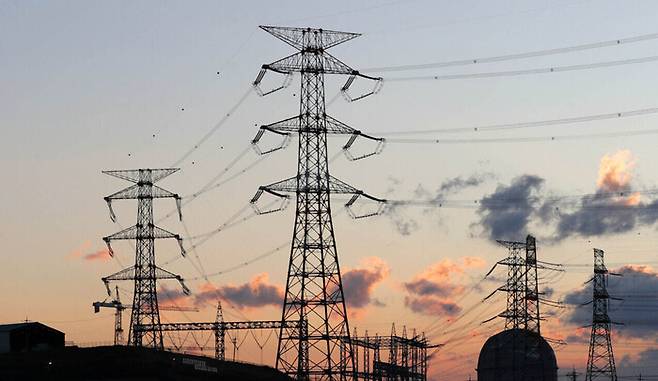 전기를 생산해도 보내지 못하는 송전 제약 문제가 심화하고 있다. 사진은 원전 주변에 건설된 송전선로 모습. 연합뉴스