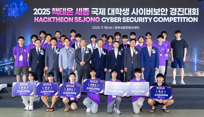 숭실대 정보보호학과가 화이트해커의 요람으로 주목받으며, 설립 2년 만에 국내외 보안 생태계를 뒤흔들며 ‘글로벌 보안 명문’으로 자리잡아가고 있다. 최근에는 국제 사이버보안 경진대회 ‘2025 핵테온 세종’에서 이세형 학생(ASCii팀)이 고급부 대상, 이서준 학생이 고급부 우수상을 받았다. 숭실대 제공