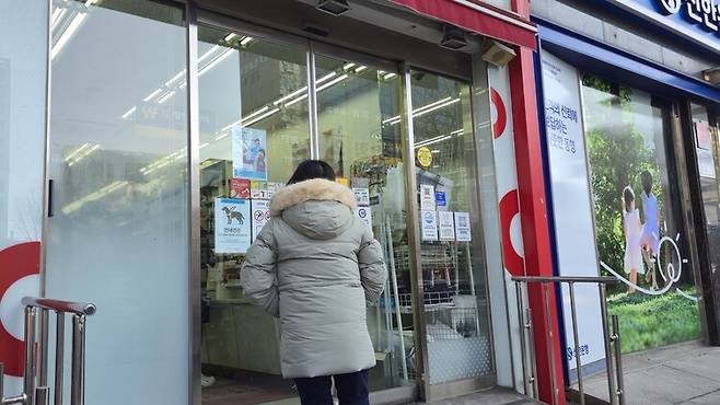 2026년 2월7일 색동원에 10여 년간 거주한 김자은(가명)씨가 생활잡화점 다이소를 구경하기 위해 들어가고 있다. 손고운 기자