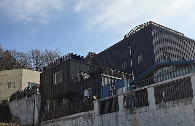 색동원 본관 옆에 2층짜리 별관이 딸려 있다. 1층은 여성직원 기숙사로 이용했고 2층은 시설장이 인천 송도 자택으로 퇴근하지 않을 때 자는 방이었다. 시설장방 바로 옆 계단은 여성 거주자들이 자는 본관 조리실로 연결된다.