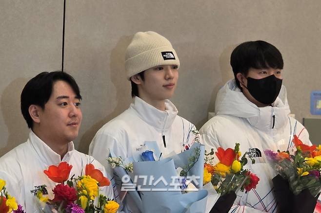 23일 인천국제공항을 통해 귀국한 차준환(가운데). 인천공항=윤승재 기자