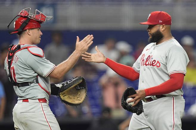 <yonhap photo-2729=""> Philadelphia Phillies pitcher Jose Alvarado, right, and catcher J.T. Realmuto congratulate each other after the Phillies beat the Miami Marlins 8-2, during a baseball game, Friday, May 10, 2024, in Miami. (AP Photo/Wilfredo Lee)/2024-05-11 11:09:02/ <저작권자 ⓒ 1980~2024 ㈜연합뉴스. 무단 전재 재배포 금지, AI 학습 및 활용 금지></yonhap>