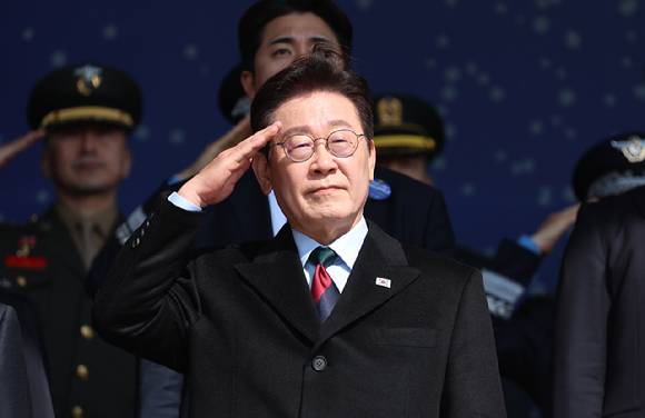 이재명 대통령이 지난 20일 충남 계룡대 대연병장에서 열린 육·해·공군 사관학교 통합임관식에서 거수경례를 하고 있다. [사진=연합뉴스]
