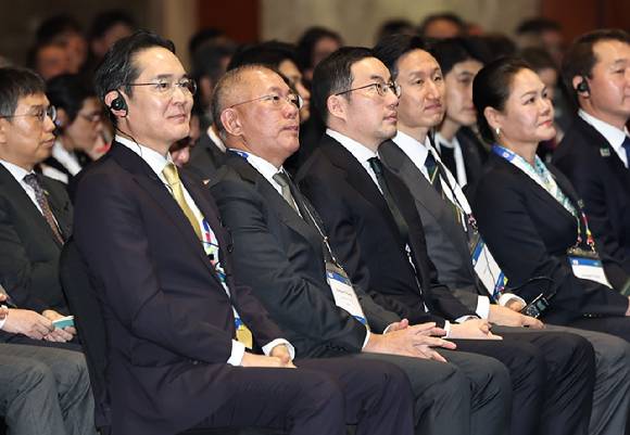 이재용 삼성전자 회장(왼쪽부터), 정의선 현대자동차그룹 회장, 구광모 LG그룹 회장, 정기선 HD현대 회장이 23일 서울 중구 롯데호텔에서 열린 한국-브라질 비즈니스 포럼에서 박수를 치고 있다. 2026.2.23 [사진=연합뉴스]
