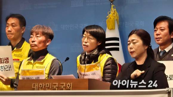 23일 국회 소통관에서 열린 '홈플러스 회생 연장 및 유암코 3자 관리인 선임 촉구 기자회견'에서 안수용 마트노조 홈플러스지부장이 대주주인 MBK파트너스에 책임론을 제기하고 있다. [사진=진광찬 기자]