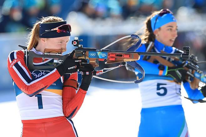여자 바이애슬론에서 금·은·동 메달을 목에 건 마렌 키르케이데(왼쪽). [EPA =연합뉴스]